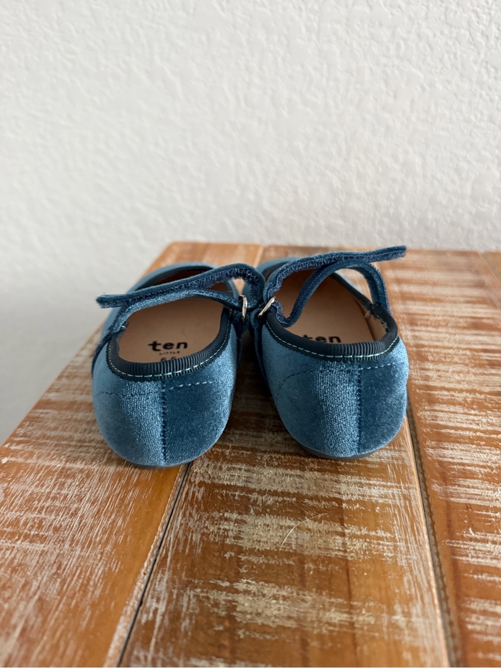 Ten Little Velvet Mary Jane Shoes in Teal - size 6.5 like new - Picture 3 of 4